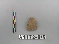 藏品(灰褐色夾砂陶片)的圖片